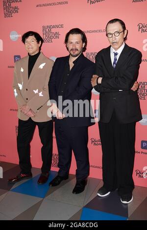 Regisseur Edgar Wright (Mitte) und die Dokumentarfilme Ron (rechts) und Russell Mael (links) des amerikanischen Pop-Rock-Duos Sparks besuchen die britische Premiere der Sparks Brothers beim Sundance London Film Festival im Picturehaus Central Cinema im Zentrum von London. Bilddatum: Donnerstag, 29. Juli 2021. Bildnachweis sollte lauten: Aaron Chown/PA Wire Stockfoto