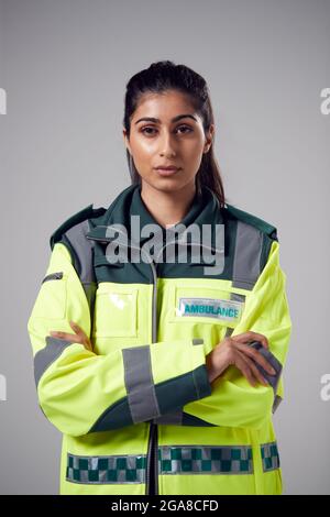 Studio Portrait Von Serious Young Female Sanitäter Vor Schlichem Hintergrund Stockfoto