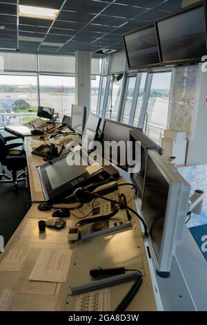 Fluglotsenarbeitsplatz. Arbeitsraum des Managers der Starts und Landungen der Flugzeuge am Flughafen. Monitore, Stühle, Computer. Luft Stockfoto