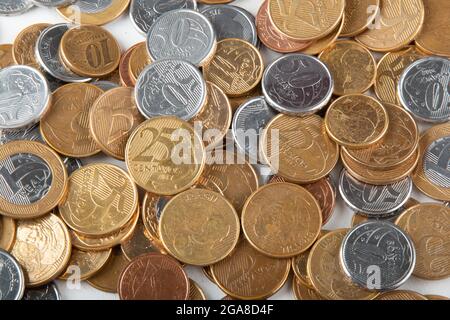 Reale Währung, Geld aus Brasilien. Stapel mit mehreren brasilianischen Münzen Stockfoto