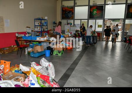 Freiwillige helfen den Bürgern von Pepinster am Donnerstag, den 29. Juli 2021. Die Region prüft noch immer den Umfang der Schäden, die wir haben Stockfoto