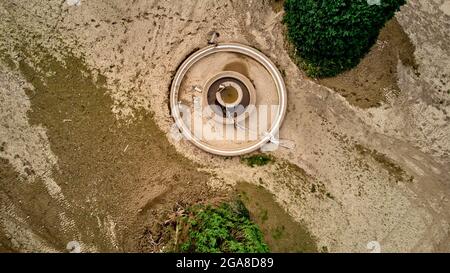 Bad Neuenahr Ahrweiler, Deutschland. Juli 2021. Ein Brunnen im Kurpark von Bad Neuenahr wird vom Schlamm verwüstet, der von der Flut zurückgelassen wurde. (Luftaufnahme mit einer Drohne) Quelle: Thomas Frey/dpa/Alamy Live News Stockfoto