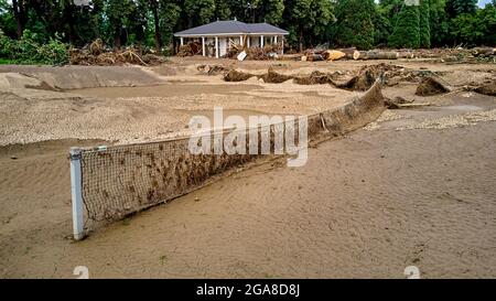 Bad Neuenahr Ahrweiler, Deutschland. Juli 2021. Ein Tennisplatz im Kurpark Bad Neuenahr wird vom Schlamm verwüstet, der von der Flut zurückgelassen wurde. (Luftaufnahme mit einer Drohne) Quelle: Thomas Frey/dpa/Alamy Live News Stockfoto