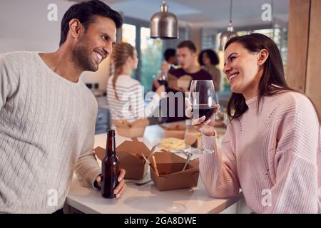 Gruppe Von Multikulturellen Freunden Genießen Getränke Party Mit Takeaway Essen Zu Hause Zusammen Stockfoto
