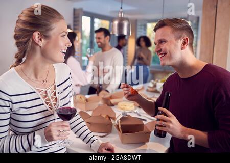Gruppe Von Multikulturellen Freunden Genießen Getränke Party Mit Takeaway Essen Zu Hause Zusammen Stockfoto