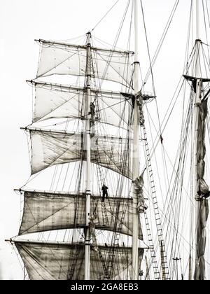 Blick auf einen quadratisch angetakelten Segelmast eines großen Schiffes beim Tall Ship Festival in Greenwich, Greater London, Großbritannien. Dies ist höchstwahrscheinlich von einer Barke, dem Mo Stockfoto