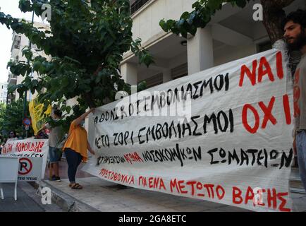 Gewerkschafter von Krankenhauspersonal halten am 29. Juli 2021 in Athen eine Kundgebung vor dem Gesundheitsministerium von Greeek ab, um gegen die obligatorischen Covid-19-Impfungen für alle Beschäftigten im Gesundheitswesen zu protestieren. Der griechische Premierminister Kyriakos Mitsotakis kündigte an, dass der Impfstoff für einige Arbeitnehmer, einschließlich Pflegepersonal und medizinisches Personal, obligatorisch sein werde. Quelle: Dimitris Aspiotis / Alamy. Stockfoto