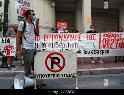 Gewerkschafter von Krankenhauspersonal halten am 29. Juli 2021 in Athen eine Kundgebung vor dem Gesundheitsministerium von Greeek ab, um gegen die obligatorischen Covid-19-Impfungen für alle Beschäftigten im Gesundheitswesen zu protestieren. Der griechische Premierminister Kyriakos Mitsotakis kündigte an, dass der Impfstoff für einige Arbeitnehmer, einschließlich Pflegepersonal und medizinisches Personal, obligatorisch sein werde. Quelle: Dimitris Aspiotis / Alamy. Stockfoto