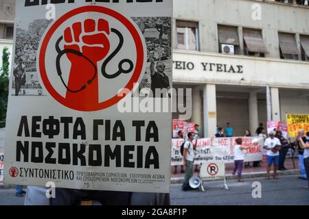 Gewerkschafter von Krankenhauspersonal halten am 29. Juli 2021 in Athen eine Kundgebung vor dem Gesundheitsministerium von Greeek ab, um gegen die obligatorischen Covid-19-Impfungen für alle Beschäftigten im Gesundheitswesen zu protestieren. Der griechische Premierminister Kyriakos Mitsotakis kündigte an, dass der Impfstoff für einige Arbeitnehmer, einschließlich Pflegepersonal und medizinisches Personal, obligatorisch sein werde. Quelle: Dimitris Aspiotis / Alamy. Stockfoto