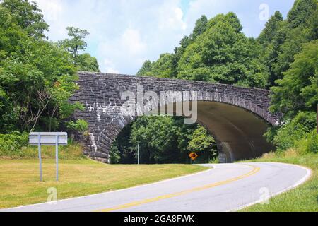 Steinbrücke über eine Straße in den Bergen Stockfoto