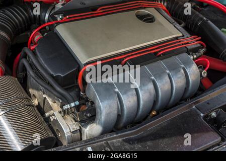 Motorhaube öffnen. Motor und andere Motorteile Stockfoto