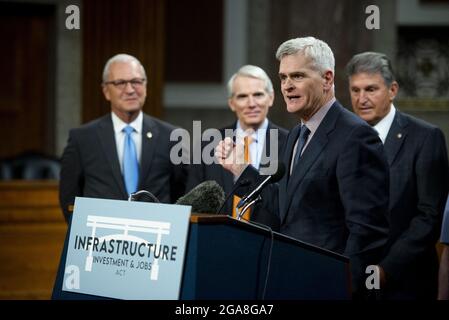 Der Senator der Vereinigten Staaten, Bill Cassidy (Republikaner von Louisiana), macht nach der Abstimmung über den Antrag, die Blutgerinnung anzurufen, um am Mittwoch, den 28. Juli 2021, die Prüfung des H.R. 3684, des INVEST in America Act auf dem Capitol Hill in Washington, DC, zu beginnen. Die Abstimmung, um die Diskussion über das zweiparteiische Infrastrukturgesetz zu beginnen, das vom Weißen Haus vereinbart wurde, betrug 67 bis 32. Wenn das Gesetz verabschiedet würde, würde es fast eine Billion in Straßen, Brücken, Häfen und andere Infrastrukturen investieren, ohne dass eine erhebliche Steuererhöhung erforderlich wäre.Foto von Rod Lampey/CNP/ABACAPRESS.COM Stockfoto