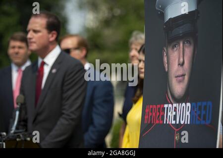 Washington, Usa. Juli 2021. Der Repräsentant August Pfluger, R-Texas, spricht mit anderen Vertretern während einer Pressekonferenz im US-Kapitol, in der er die Freilassung von Trevor Reed, einer ehemaligen US-Marine, die seit 2019 inhaftiert ist und zu neun Jahren Gefängnis in Russland verurteilt wurde, und Paul Whelan, Die seit 2018 in Russland inhaftiert ist und deren Gründe für die Inhaftierung in Washington, DC, am Donnerstag, dem 29. Juli 2021, unbekannt sind. Foto von Bonnie Cash/UPI Credit: UPI/Alamy Live News Stockfoto