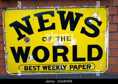 Old Fashioned Metal Sign Advertising The News of the World Newspaper which was A Sunday Weekly Publication in the United Kingdom from 1843 to 2011 Stockfoto