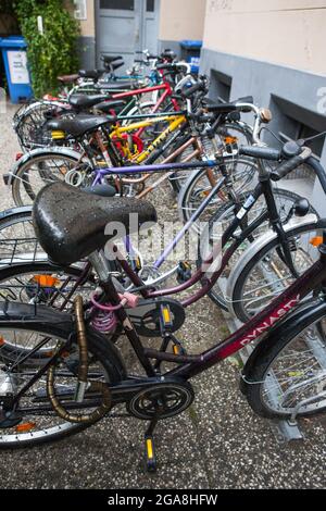 Geparkte Fahrräder vor dem Wohnhaus in Berlin, Deutschland. Stockfoto