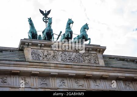 Brandenburger Tor, ein neoklassizistisches Denkmal aus dem 18. Jahrhundert in Berlin, Deutschland. Stockfoto