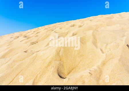Wunderschöne Landschaft mit weißen Sanddünen und blauem Himmel. Hochwertige Fotos Stockfoto