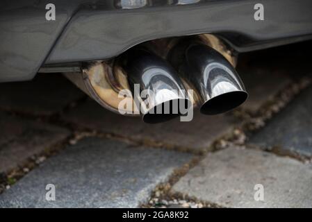 Ende der Schalldämpfer eines modernen Autos Stockfoto