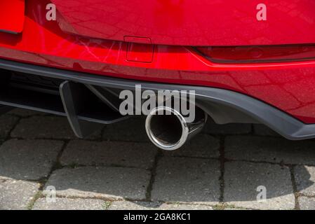 Ende der Schalldämpfer eines modernen Autos Stockfoto
