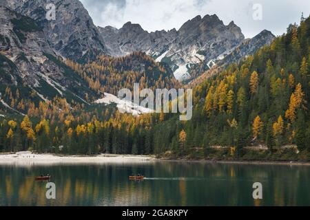 Der wunderschöne Prags-See im Spätherbst, Perle der Dolomiten, UNESCO-Weltkulturerbe, Italien Stockfoto