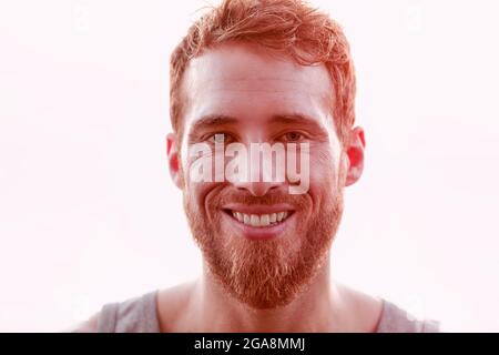 Glücklicher Mann Gegen Weißen Hintergrund Stockfoto