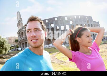 Menschen, die am Kolosseum in Rom laufen Stockfoto