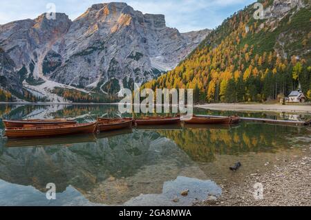 Der wunderschöne Prags-See im Spätherbst, Perle der Dolomiten, UNESCO-Weltkulturerbe, Italien Stockfoto