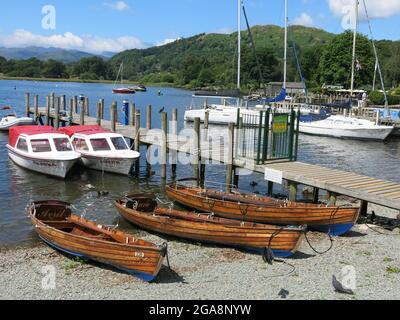 Ambleside ist ein beliebtes Ziel im Lake District für alle Wassersportler, mit Booten zum Mieten und Yachten und Motorbooten, die an den Anlegestellen festgemacht sind. Stockfoto