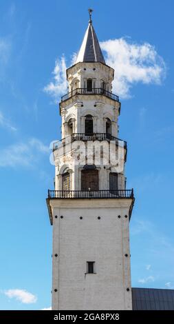 Schiefer Turm von Newjansk im Sommer Tag. Die Spitze und Stufen des Turms in der Stadt Newjansk im Gebiet Swerdlowsk, Russland im 18. Jahrhundert gebaut. Cl Stockfoto