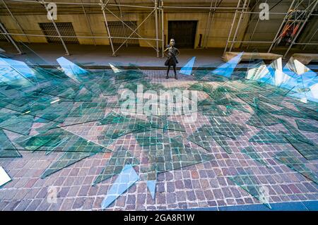 NEW YORK, NY – 7. März: Der State Street Global Advisory installierte vor der New Yorker Börse eine Glasdecke, die Fearless Girl umgab Stockfoto