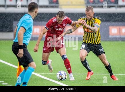 Hackens Alexander Faltsetas und Aberdeen's Ryan Hedges während der Europa Conference League, der zweiten Qualifikationsrunde, dem Spiel zwischen BK Hacken und Aberdeen in der Hisingen Arena in Göteborg, Schweden, am 29. Juli 2021. Foto: Adam Ihse/TT Code 9200 ***SCHWEDEN OUT*** Stockfoto