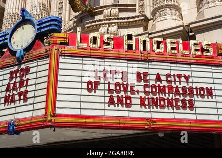 Los Angeles, Kalifornien - Vereinigte Staaten - 29. Juli 2021: Das Los Angeles Theater wurde 1931 an einem sonnigen Sommermorgen in der Stadt eröffnet. Stockfoto