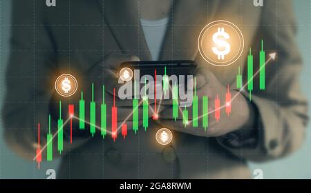 Business Frauen arbeiten Austausch in modernen Büro.Technische Preisgraph und Indikator, rot und grün Candlestick-Chart und Aktienhandel und Bitcoin Co Stockfoto