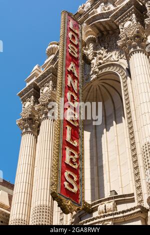 Los Angeles, Kalifornien - Vereinigte Staaten - 29. Juli 2021: Das Los Angeles Theater wurde 1931 an einem sonnigen Sommermorgen in der Stadt eröffnet. Stockfoto