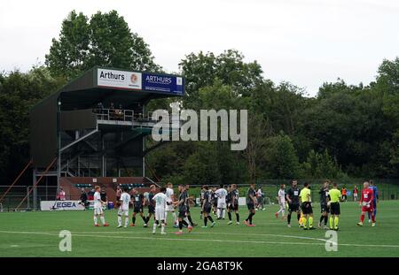 Die New Saints und Kauno Zalgiris Spieler nach dem Spiel der UEFA Europa Conference League in Park Hall, Oswestry. Bilddatum: Donnerstag, 29. Juli 2021. Stockfoto