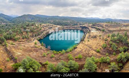 Panorama des alten Kupferbergbaugebiets mit See- und Minenrückständen in der Nähe von Kapedes, Zypern Stockfoto