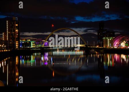 Blick auf den Fluss clyde bei Nacht. Sie umfasst die Squinty Bridge und den Glasgow Quay Stockfoto