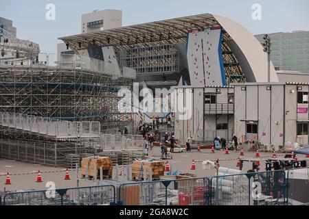 Tokio, Japan. Juli 2021. Aomi Urban Sports Park Baustelle, der olympische Austragungsort für 3x3 Basketball, Sportklettern und Fußball in Tokio 2020, 5-mal pro Seite, gesehen am 7. Tag der Olympischen Spiele in Tokio 2020. (Foto: Stanislav Kogiku/SOPA Images/Sipa USA) Quelle: SIPA USA/Alamy Live News Stockfoto