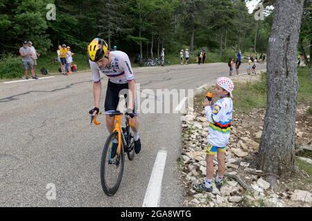 Matej Mohoric in Aktion während der Besteigung des Mont-Ventoux in der Tour de France 2021. Er rangierte auf Platz 104 der Etappe.die 11. Etappe der Tour de France 2021 findet zwischen Sorgues und Malaucene mit einer Doppelbesteigung des Mont-Ventoux statt. Etappensieger ist Wout Van Aert. Stockfoto