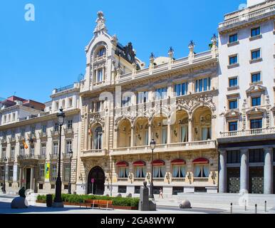 Madrid, Spanien - 28. Juli 2021. Hauptfassade des Royal Casino von Madrid. Blick von der Alcala Straße. Madrid, Spanien. Stockfoto