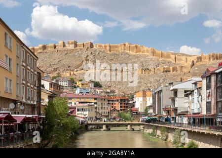 Im Stadtzentrum von Bayburt, dem fließenden Fluss Çoruh und dem Blick auf das Schloss Bayburt auf dem Hügel, 17. Juli 2021, Bayburt, Türkei Stockfoto