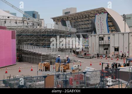 Tokio, Japan. Juli 2021. Aomi Urban Sports Park Baustelle, der olympische Austragungsort für 3x3 Basketball, Sportklettern und Fußball in Tokio 2020, 5-mal pro Seite, gesehen am 7. Tag der Olympischen Spiele in Tokio 2020. (Bild: © Stanislav Kogiku/SOPA Images via ZUMA Press Wire) Stockfoto