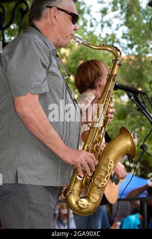 Ein Mann spielt sein klassisches Selmer Brevete France & Etranger Saxophon in den 1950er Jahren bei einem Konzert im Freien in Santa Fe, New Mexico. Stockfoto