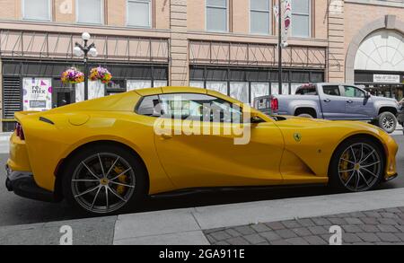 Seitenansicht eines gelben Ferrari 812 superfast geparkt auf der Straße von Victoria City, BC, Kanada-Juli 23,2021. Straßenansicht, Reisefoto, selektiver Fokus Stockfoto