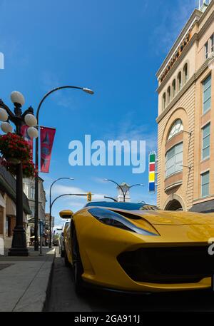 Vorderansicht eines gelben Ferrari 812 superfast geparkt auf der Straße von Victoria City, BC, Kanada-Juli 23,2021. Straßenansicht, Reisefoto, selektiver Fokus Stockfoto