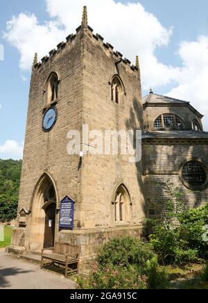 Die Kirche im Dorf Stoney Middleton in Derbyshire mit einem Uhrenturm und einer ungewöhnlichen achteckigen Form. Stockfoto