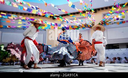 Puerto Vallarta, Mexiko - 28. Januar 2020 - Foto von Folklore-Tänzern, die in einem schönen traditionellen Kleid tanzen und die mexikanische Kultur repräsentieren. Stockfoto