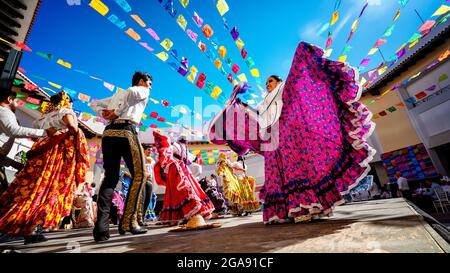 Puerto Vallarta, Mexiko - 28. Januar 2020 - Foto von Folklore-Tänzern, die in einem schönen traditionellen Kleid tanzen und die mexikanische Kultur repräsentieren. Stockfoto