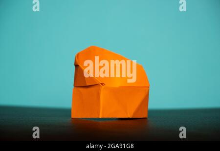 Nahaufnahme Bild Von Orange Farbe Stuhl Gemacht Diagramm Papier. Selektiver Fokus Stockfoto
