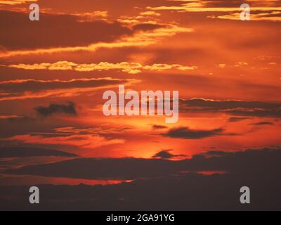 Sheerness, Kent, Großbritannien. Juli 2021. UK Wetter: Sonnenuntergang in Sheerness, Kent. Kredit: James Bell/Alamy Live Nachrichten Stockfoto